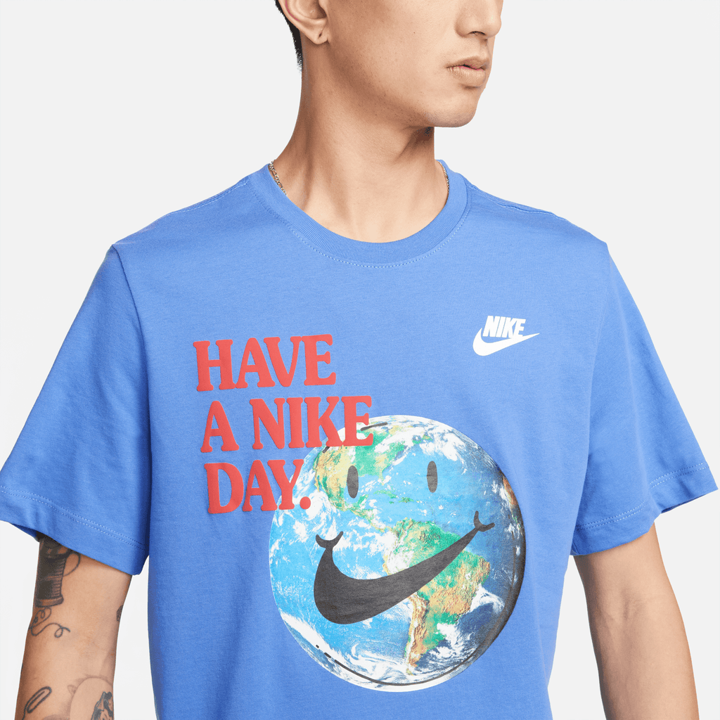 NIKE SPORTSWEAR "GOOD VIBES" TEE (BLUE)