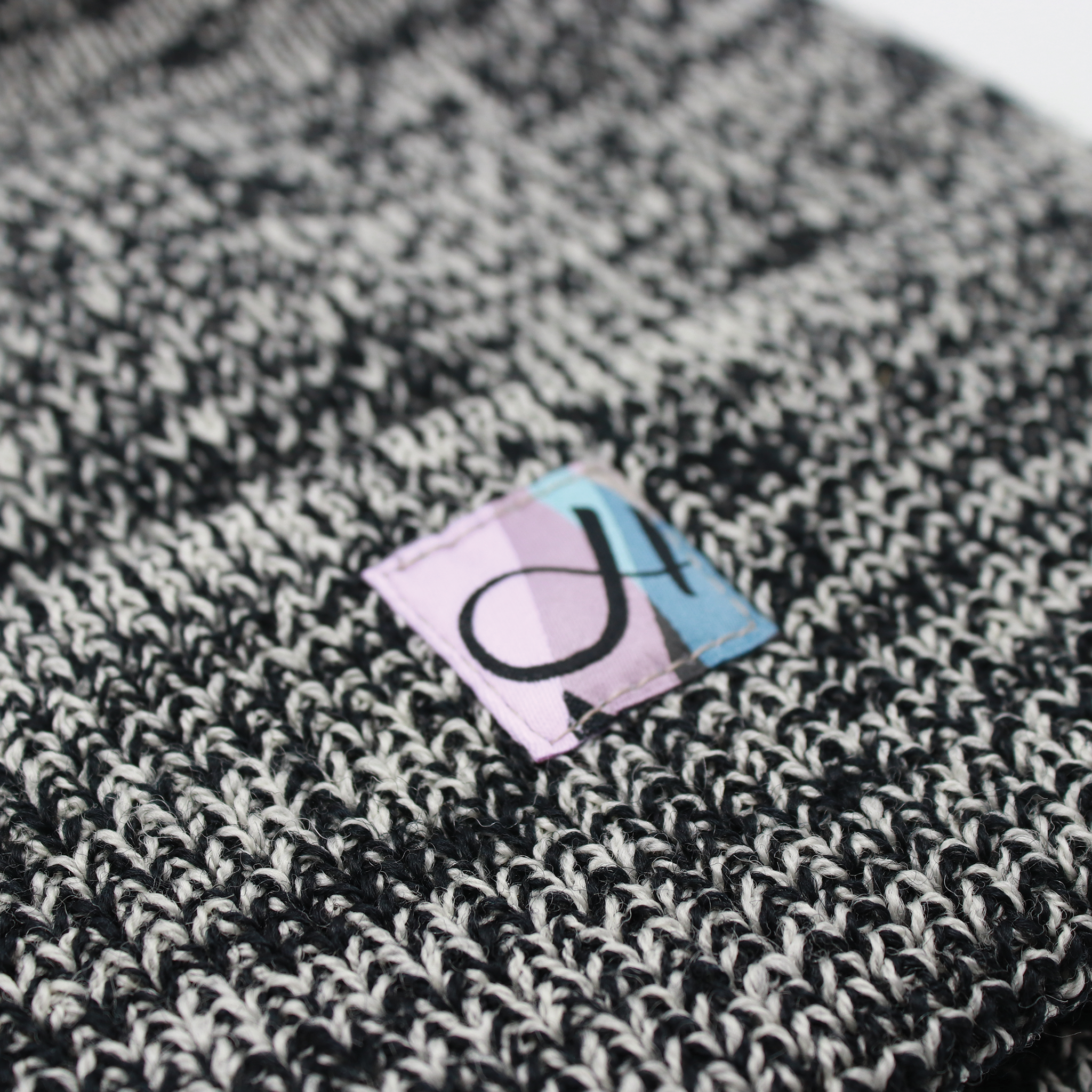 DEHEN X HUSH BEANIE "BLACK/NATURAL"
